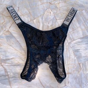 VS VERY SEXY Bombshell Shine Strap Lace Thong Panty Small Black Crochless